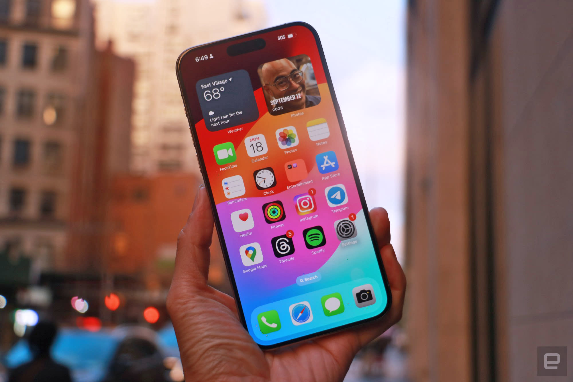 man-hinh-oled-kich-thuoc-6-7-inch Màn hình OLED, kích thước 6.7 inch “tái xuất” mang đến cho iPhone 15 Pro Max khả năng hiển thị màn hình chất lượng, chân thật